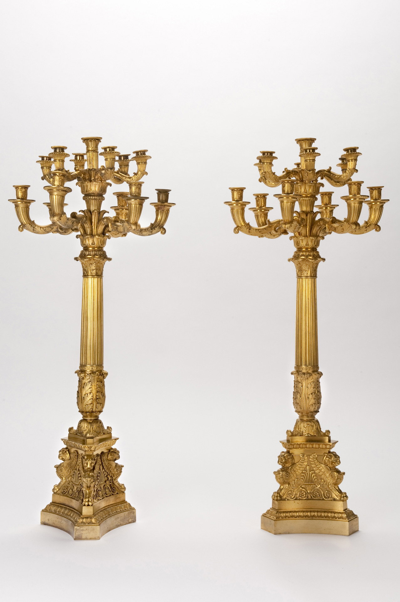 Coppia di candelabri di bronzo dorato. Francia o Russia, secondo quarto del secolo XIX